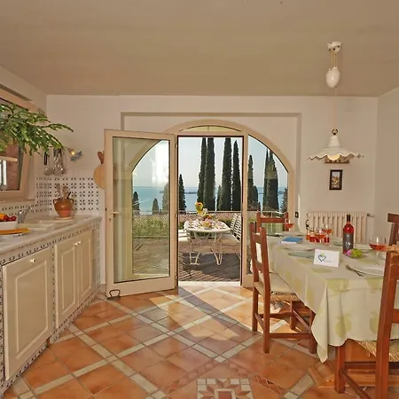 Chiara Villa Gardone Riviera